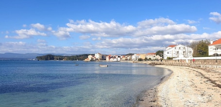 On the beach. Holiday Home 'Fogar Da Roda' with Private Terrace, Balcony and Wi-Fi