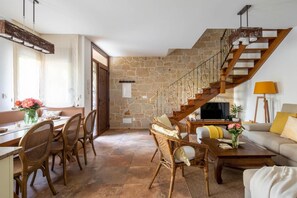 TV, DVD player - Holiday Home 'Fogar Da Roda' with Private Terrace, Balcony and Wi-Fi (Vilagarcia de Arousa)