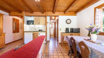 Kylskåp, mikrovågsugn, ugn och spishäll