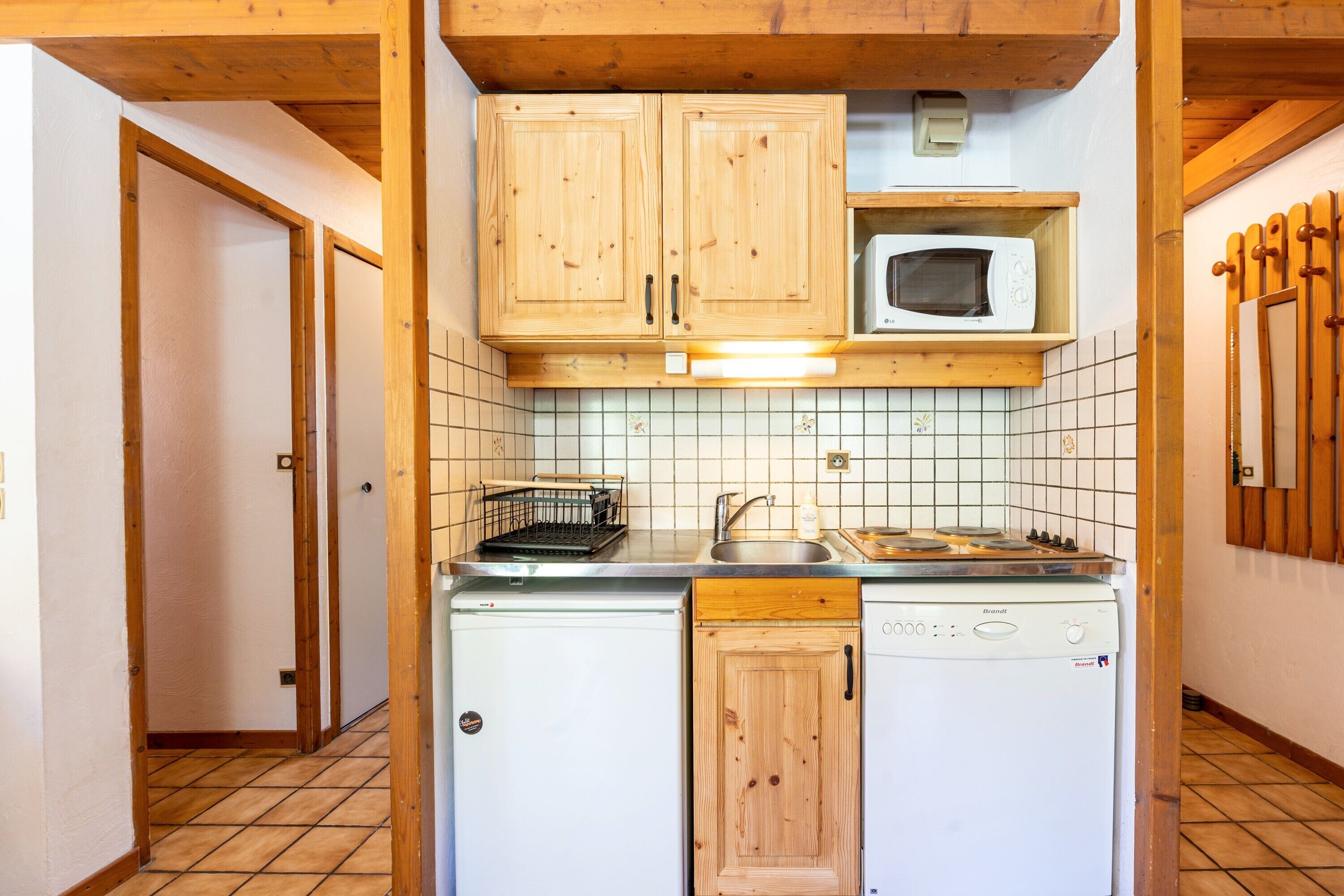 Kylskåp, mikrovågsugn, ugn och spishäll