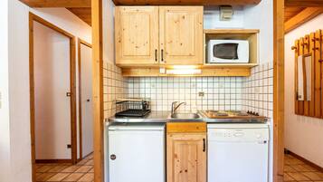 Kylskåp, mikrovågsugn, ugn och spishäll