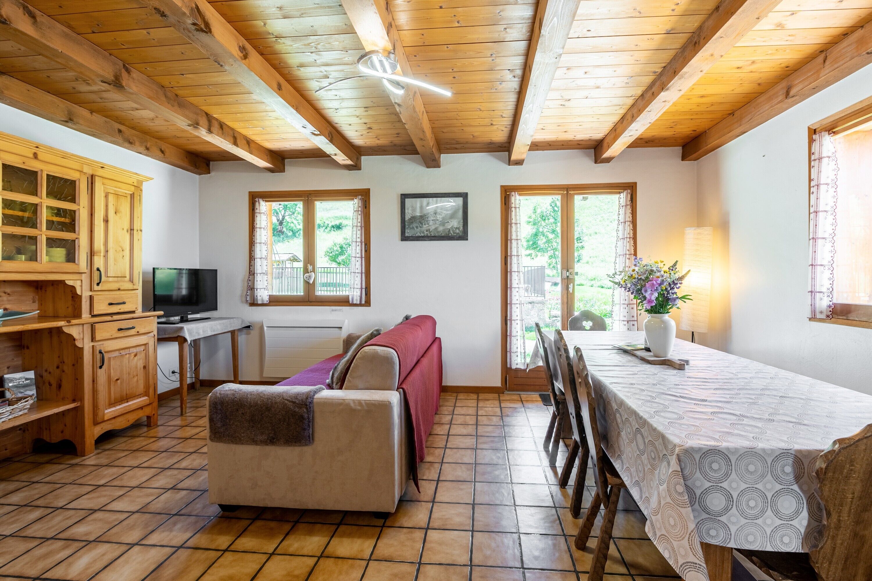 Een televisie en een tafeltennistafel