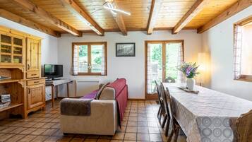 Een televisie en een tafeltennistafel