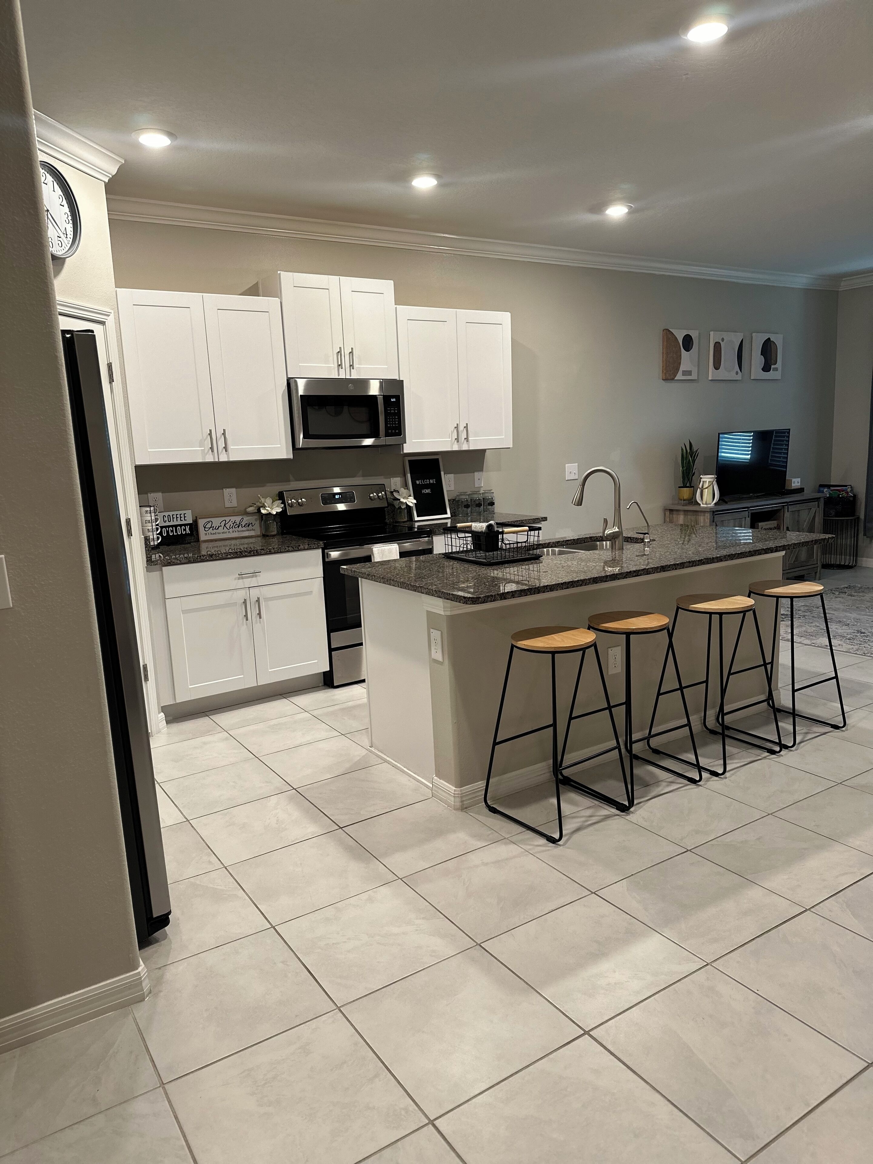 Refrigerador, microondas, horno y parrilla de estufa 