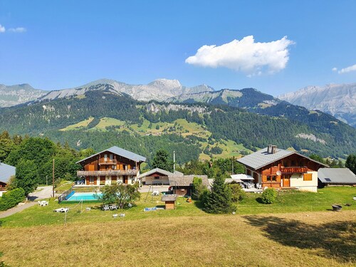 Apartment 'Les Chamois,Piscine Et Aire De Jeux' with Mountain View, Shared Garden and Wi-Fi