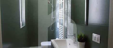 Dusche, Haartrockner, Bidet, Handtücher