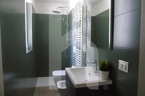 Douche, séchoir à cheveux, bidet, serviettes fournies