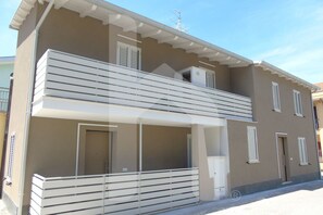 Un bâtiment à deux étages doté d’un balcon, d’une porte et d’une fenêtre.