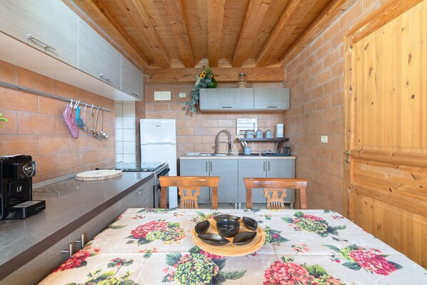 Jääkaappi, uuni, liesi, kahvin-/teenkeitin