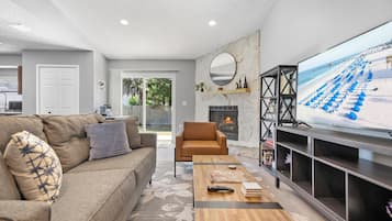 TV connectée, cheminée, jeux vidéo, livres