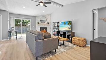 TV connectée, cheminée, jeux vidéo, livres