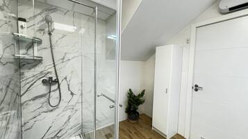 Een douche, een haardroger, handdoeken, zeep