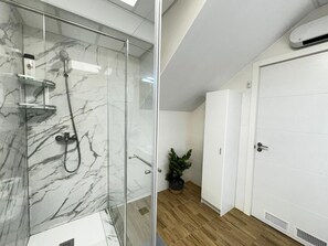 Shower, hair dryer, towels, soap - Grandera Apart's - Lliri 32, Apart 4 (València)