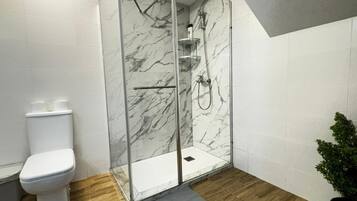 Een douche, een haardroger, handdoeken, zeep