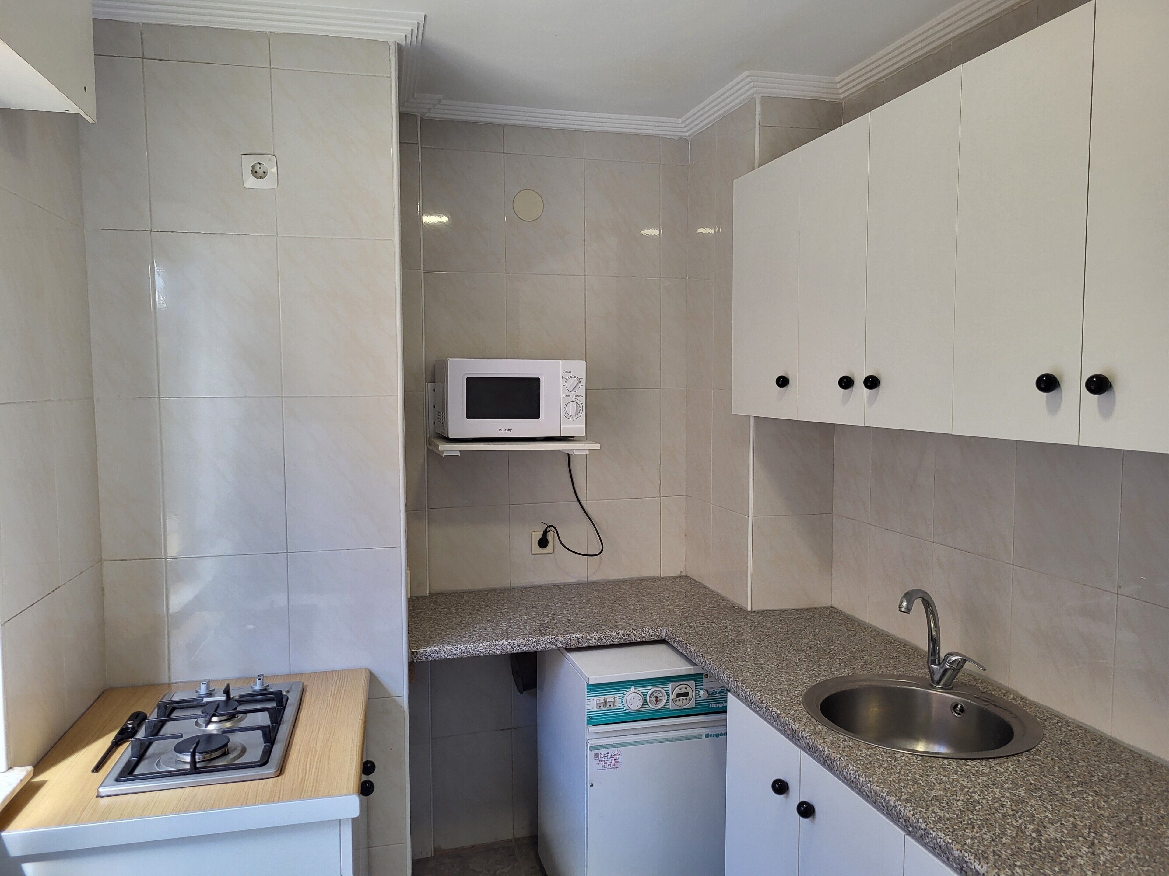 Frigorífico, microondas, placa de cocina y cafetera o tetera
