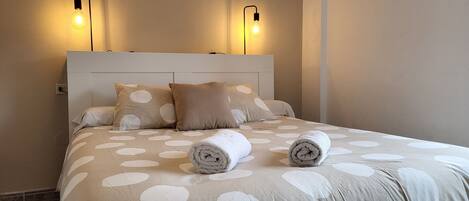 2 عدّة غرف نوم وملاءات أسرّة