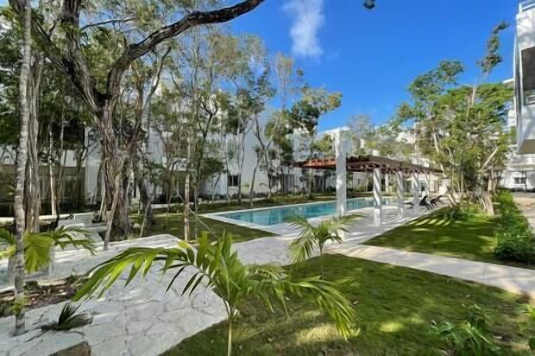 Una piscina al aire libre