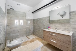 Regadera, secadora de cabello, toallas 