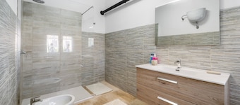 Apartment 'Casa Regina' with Private Terrace, Wi-Fi and Air Conditioning