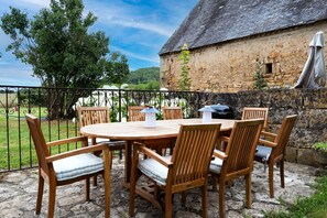 Outdoor dining - Holiday Home 'Le Bel Prat' with Private Pool, Private Terrace and Wi-Fi (Domme)