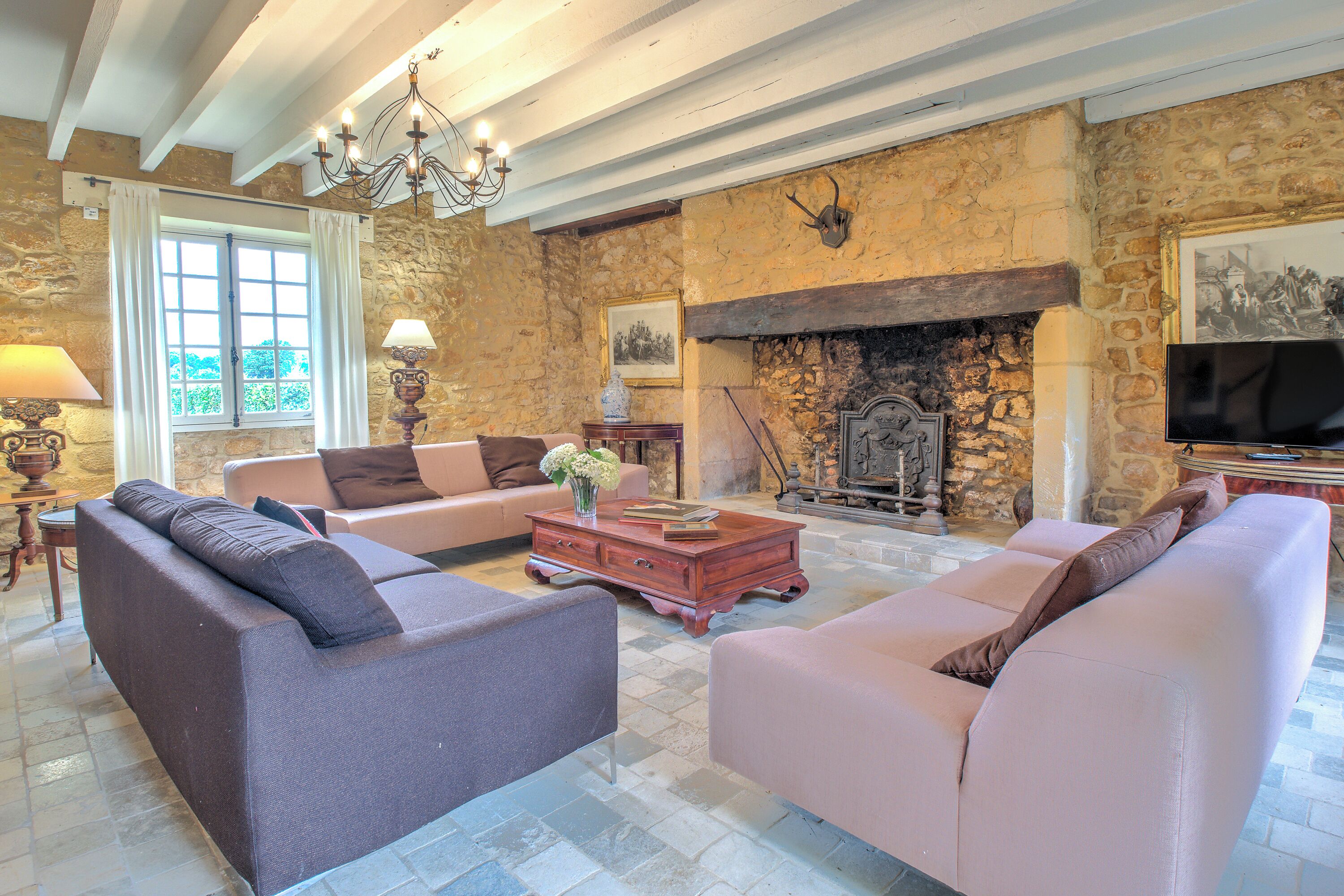 Una televisión, un reproductor de DVD