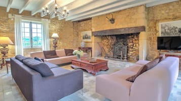 Una televisión, un reproductor de DVD