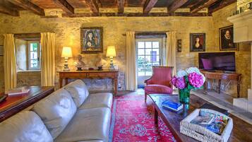 Fernseher, Kamin, DVD-Player, Stereoanlage