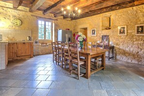 Dining - Country House "La Bourgeoisie" with Private Pool, Terrace, and Wi-Fi (Domme)