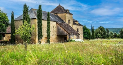 Country House "La Bourgeoisie" with Private Pool, Terrace, and Wi-Fi