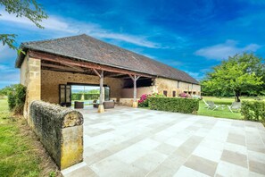 Terrace/patio - Country House "La Bourgeoisie" with Private Pool, Terrace, and Wi-Fi (Domme)