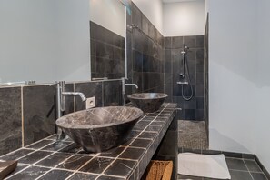 Douche, sèche-cheveux, serviettes fournies