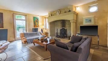 TV, fireplace, DVD player