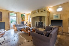 TV, fireplace, DVD player - Villa 'Demeure Au Coeur De La Nature' with Private Pool, Terrace, and Wi-Fi (Domme)