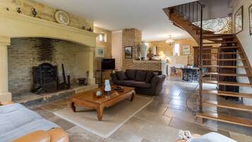 Fernseher, Kamin, DVD-Player