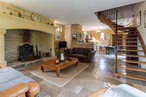 TV, fireplace, DVD player - Villa 'Demeure Au Coeur De La Nature' with Private Pool, Terrace, and Wi-Fi (Domme)