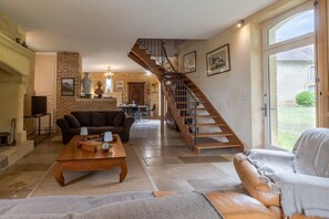 TV, fireplace, DVD player - Villa 'Demeure Au Coeur De La Nature' with Private Pool, Terrace, and Wi-Fi (Domme)