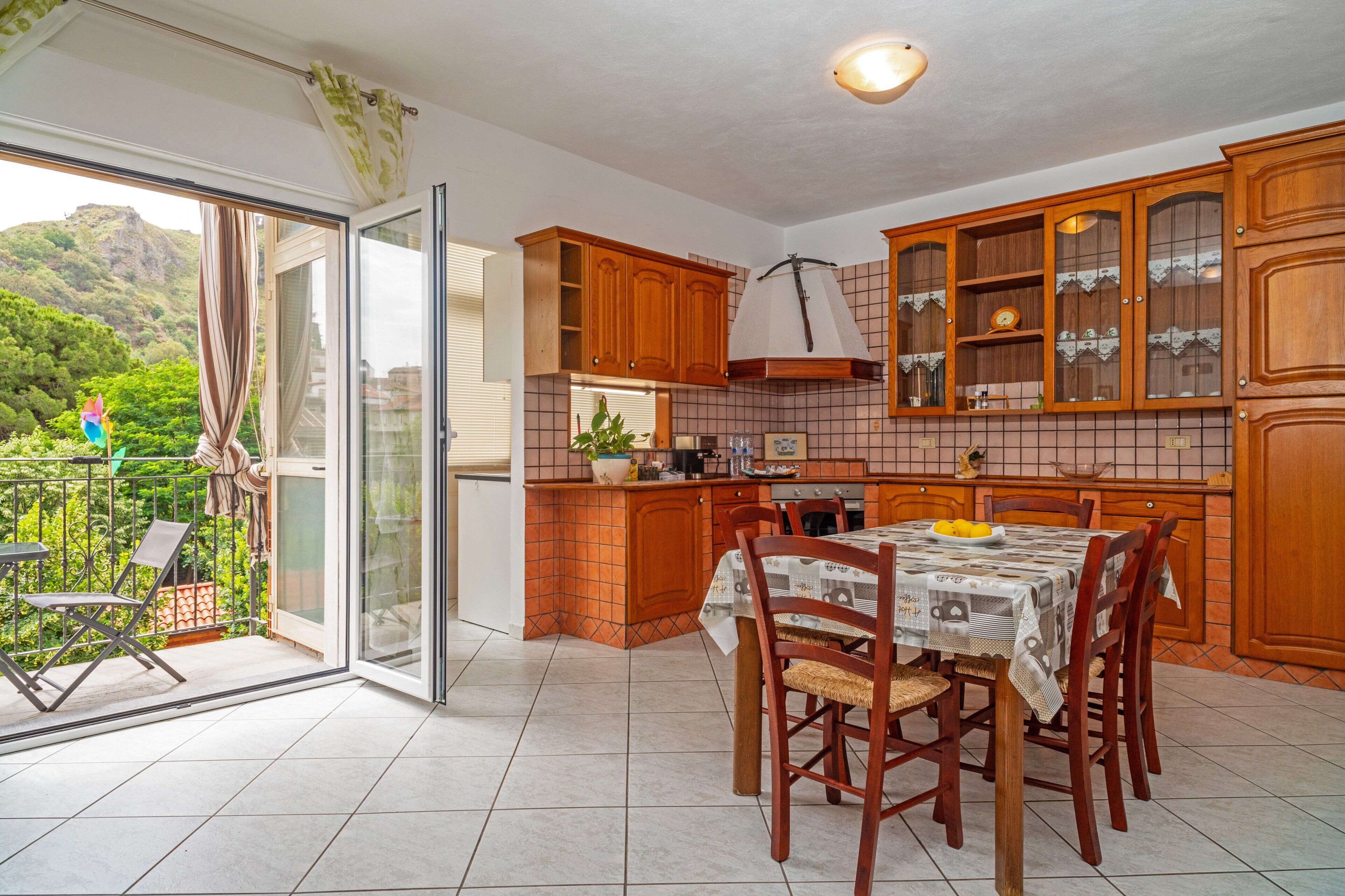 Fridge, oven, stovetop, coffee/tea maker
