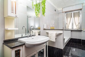 Dusch, hårtork och handdukar