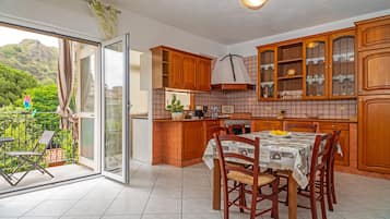 Kühlschrank, Ofen, Herdplatte, Wasserkocher mit Kaffee-/Teezubehör