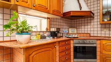 Fridge, oven, stovetop, coffee/tea maker