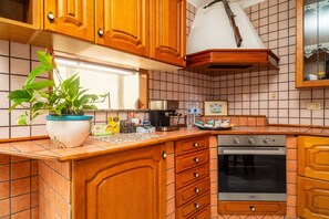 Frigorifero, forno, piano cottura, macchina per tè/caffè