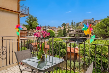 Restauration extérieure. Appartement 'La Casa Vacanza Di Jano' avec vue sur la montagne et balcon