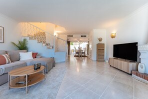 TV, fireplace - Holiday Home 'Miraflores Rancho' with Shared Pool and Wi-Fi (Las Lagunas de Mijas)