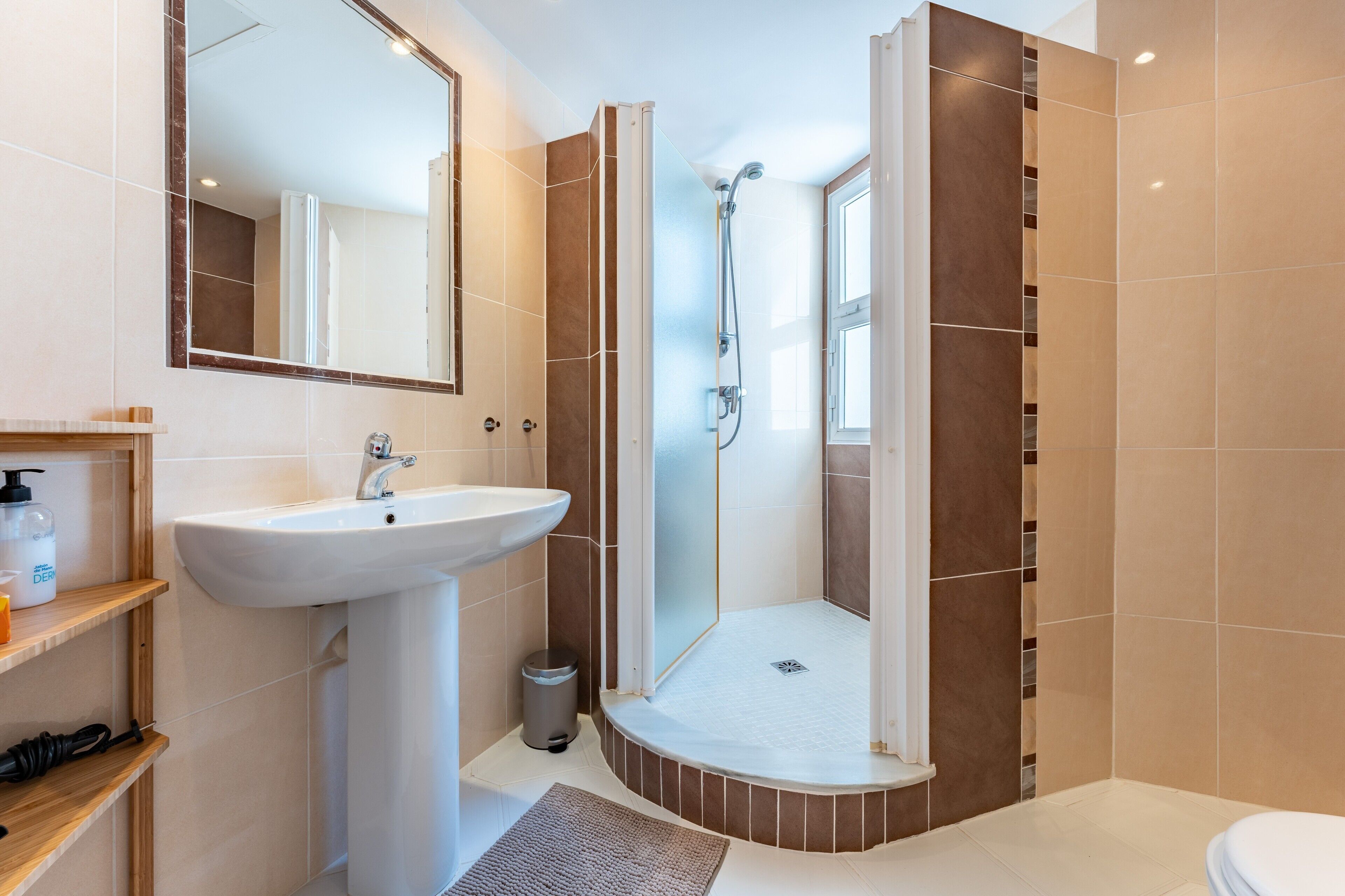 Shower, towels