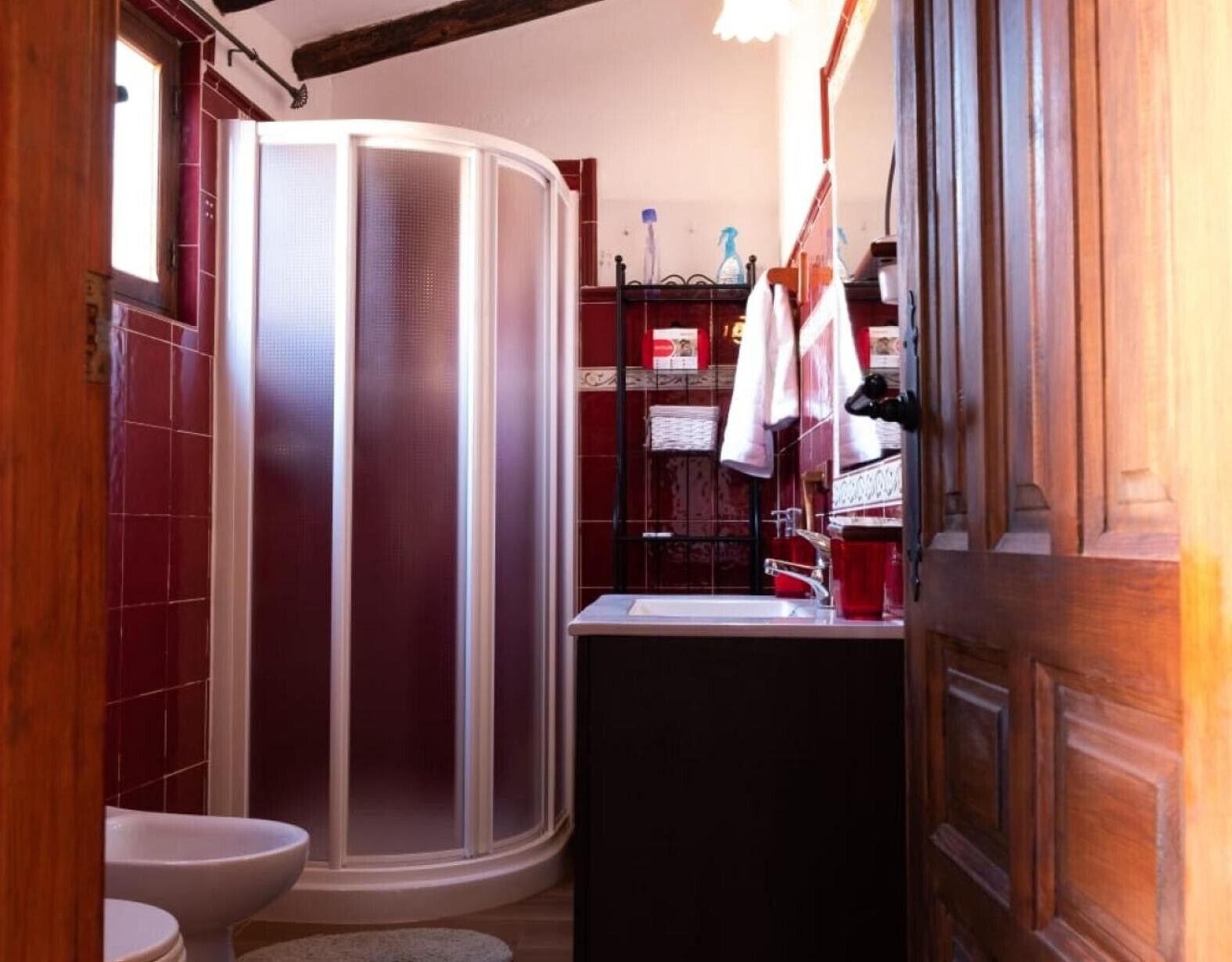 Un baño con ducha, inodoro y lavamanos.