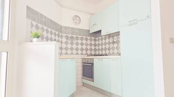 Kylskåp, ugn, spishäll och barnstol