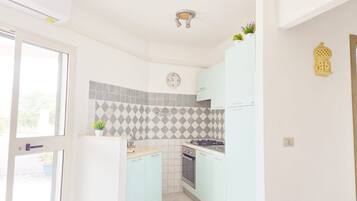 Kylskåp, ugn, spishäll och barnstol