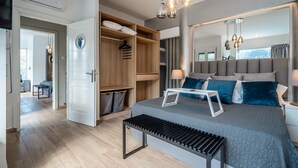 A modern bedroom with a bed, bedside tables, a bench, a wardrobe, and a large mirror. - Villa 'Boat' with Sea View, Wi-Fi and Air Conditioning (Ellomeno)