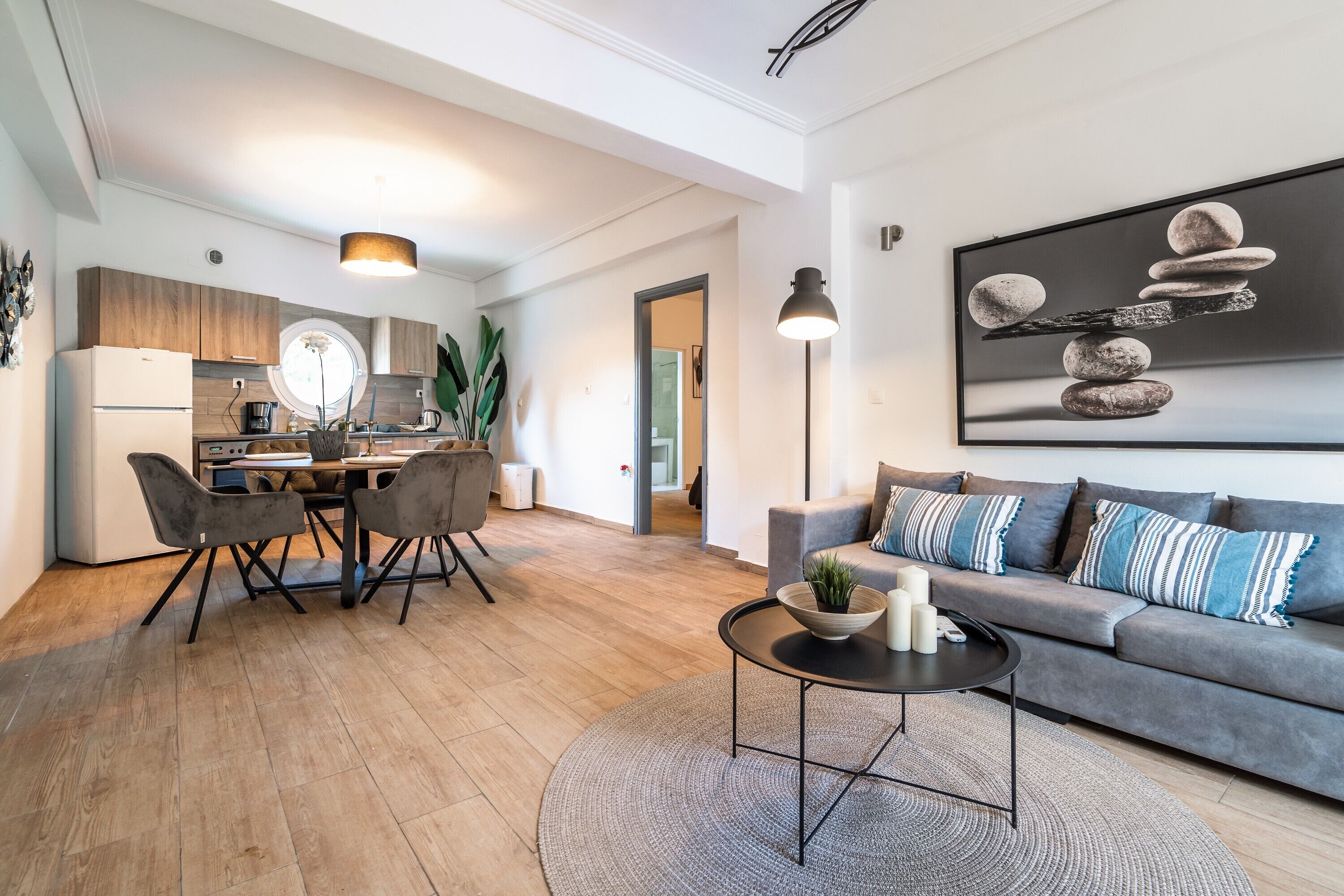 Una televisión, una chimenea