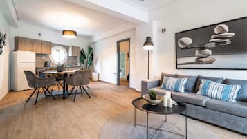 Una televisión, una chimenea